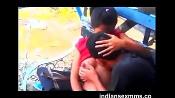 Memuaskan Hasrat Di Ranjang: Rayuan Goyang Payudara Desi Yang Menggoda