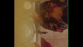 Pamer Payudara Ranum Tante Desi Yang Menggoda