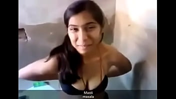 Gadis Desi Seksi Membuka Pakaian Dengan Gerakan Menggoda