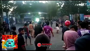 Kerasnya Bentrokan Suporter Persik Dan Psim: Gayung Bersambut, Badai Biru Merah Membakar Stadion Part 1