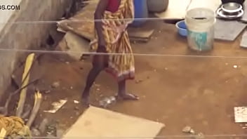 Desi Berdiri Sambil Kencing Dan Mengencingi