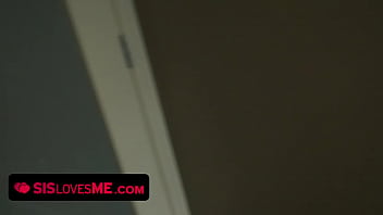 Saudara Tiri Mesum Dan Temannya Bergantian Meniduri Adik Tiri Yang Menggoda