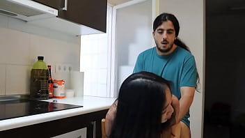 留学美女难耐寂寞，趁男友外出被洋人按在厨房疯狂抽插，粗壮肉棒无套内射嫩穴