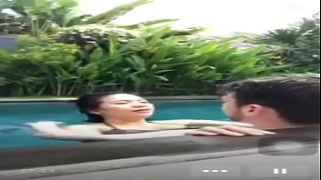 Bercinta Di Kolam Renang Saat Live Streaming