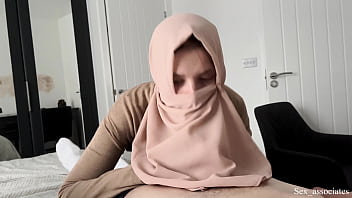 Ibu Tiri Arab Menggoda Anak Tirinya Yang Tangannya Patah Dengan Rayuan Mesra