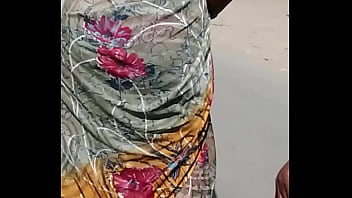 Gadis Seksi Dengan Pantat Panas Bergoyang Dalam Balutan Saree