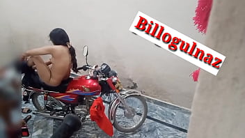 Dihamili Teman Di Atas Motor Dengan Suara Erangan Hindi Yang Menggairahkan