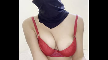 Gadis Arab Berhijab Pamer Payudara Besar Montok, Muslimah Berkerudung Seksi Dengan Tetek Berisi