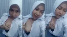 Gadis Sma Berhijab Genjot Payudara Di Kamar Mandi Sekolah