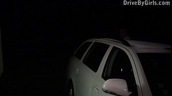 Gadis Pirang Panas Siap Beraksi Di Lokasi Dogging, Bergiliran Melayani Banyak Pria Asing Dalam Pesta Seks Liar