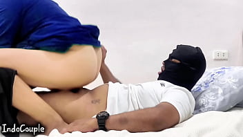 Istri Muslimah Indonesia Duduk Di Wajah Dan Menelan Sperma Suaminya Untuk Pertama Kalinya