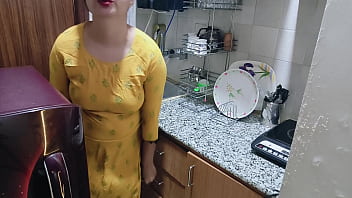 Aku Menemukan Ibu Tiriku Yang Lagi Horny Di Dapur – Film Panas Hindi