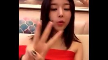 Gadis Tionghoa Seksi Memamerkan Payudara Montoknya