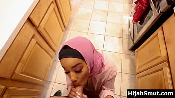 Gadis Muslimah Berkulit Gelap Belajar Teknik Oral Yang Menggairahkan
