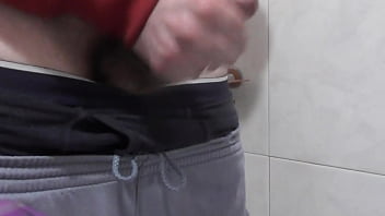 Masturbándome Hasta Correrme En El Baño De La Madre De Mi Esposa.