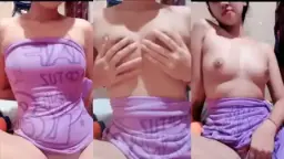 Gadis Seksi Pamer Tubuh Menggoda