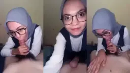 Mutia Berhijab Mengulum Kontol Kekasihnya