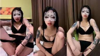 Novita Mengangkang Dengan Celana Dalam Tipis Yang Menggoda