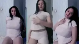 Ochi Bergoyang Dengan Berlian, Memamerkan Tubuh Seksi Yang Menggoda