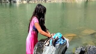 Pria Menggoda Gadis Di Tepi Kolam Lalu Menembus Kemaluannya