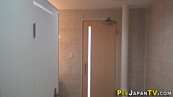 Gadis Jepang Direkam Saat Buang Air Kecil