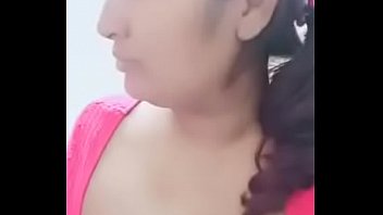 Swathi Naidu Memamerkan Payudaranya Dan Meminta Untuk Dihubungi Dengan Memberikan Detail Kontaknya