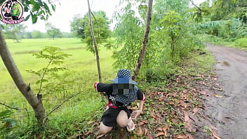 สาวไทยโชว์หีชุ่มน้ำในป่าหลังเยี่ยวเสร็จ 4k