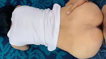 Tetangga Cantik Dihardcore Goyang Ranjang Oleh Kontol Besar