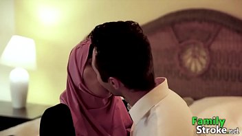 Arab Tiri Yang Menggoda, Menggenggam Batang Keras Kakak Tirinya