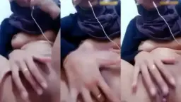 Gadis Berjilbab Tergairah Menggesek Memek Sambil Merintih