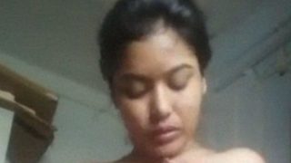 Gadis Desi Dengan Payudara Kencang Meraba-raba Buah Dadanya Yang Montok