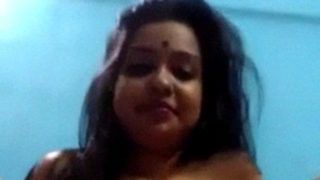 Gadis India Seksi Memamerkan Pantat Montok Dan Memainkan Memeknya
