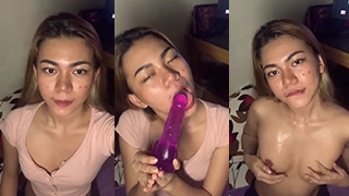 Mengisap Dildo Ungu Dengan Nafsu Liar
