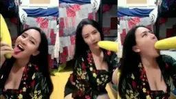 Ochi Berlian Menggoda Dada Dan Mengisap Mentimun Raksasa