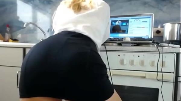 Gadis Nakal Mengocek Memeknya Sendiri Di Webcam Langsung