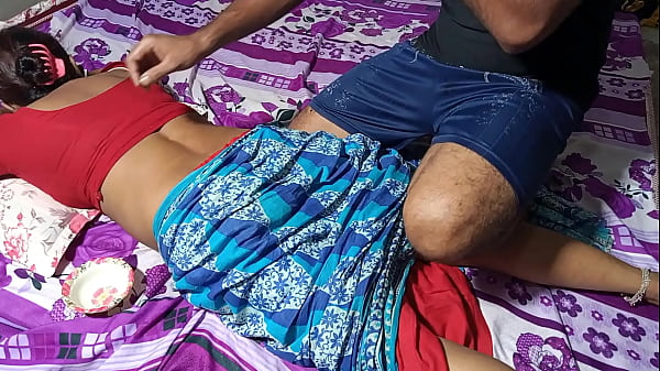 दोस्त की गर्म माँ ने पीठ की मसाज के बहाने चोदा – साफ हिंदी आवाज में गर्म सेक्स