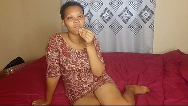 Ibu Menggoda Diri Di Kamar Tidurnya, Memiliki Kemaluan Cokelat Yang Besar Dan Menggairahkan