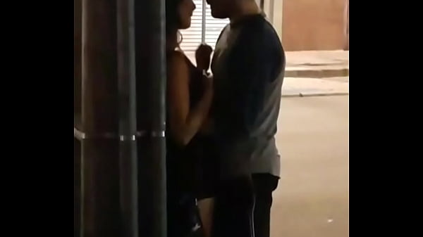 Emo Chinesa Beija Com Tanta Intensidade Que AtÉ Mordisca Os LÁbios