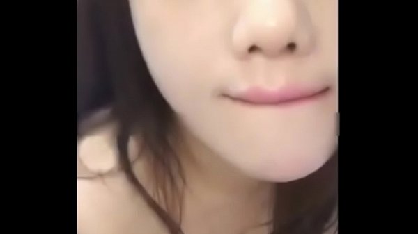 Gadis Remaja Tionghoa Menggoda Dengan Mulut Sensual