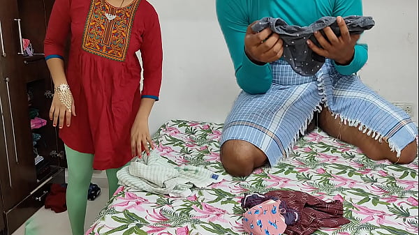 कोमल नहाने जा रही थी तभी उसका देवर आकर उसकी गीली देह को चाटने लगा
