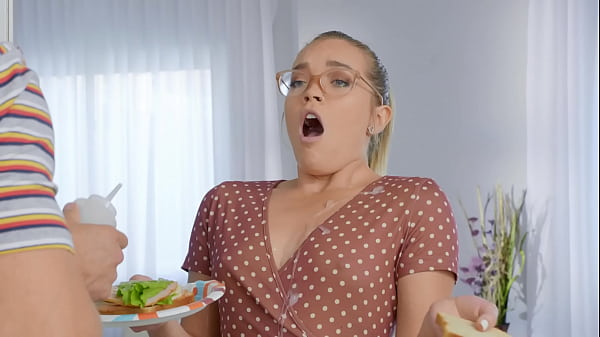 Dia Suka Menghisap Kontol Di Dapur