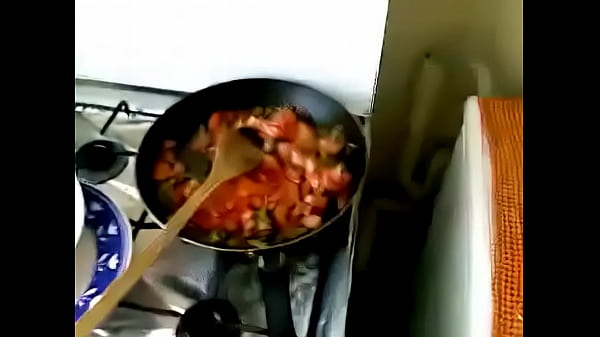 Bhabhi Desi Nafsu, Sambil Masak Tetap Hisap Kontol