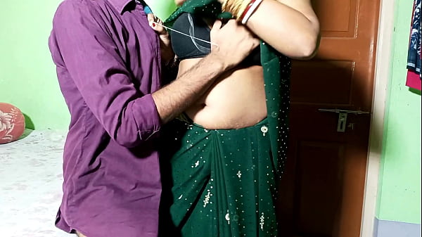 भतीजे ने शर्ट की बटन सिलने के बहाने आंटी को चोदा, गर्म हिंदी ऑडियो में मचा धमाल