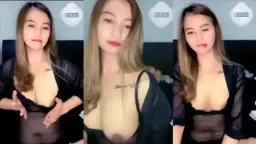 Cantik Pirang Genit Pamer Payudara Montok