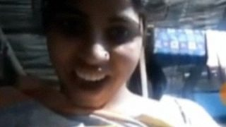 Gadis Desa Memamerkan Payudaranya Saat Video Call