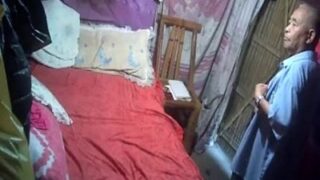 Kakek Manipuri Menggoyang Menantu Di Ranjang, Sambil Putranya Tak Sadar Di Luar