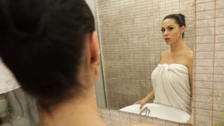 Sapphire Lapiedra Mengintip Dan Menggoda Hingga Kamar Kosong