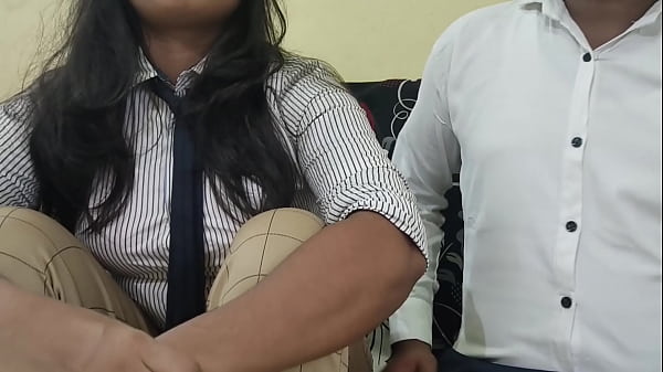 देसी नई नौकरी वाली लड़की का पहला दिन, काम पूरा ना कर पाने पर बॉस ने ऑफिस की कुर्सी पर ही जमकर चोदा।