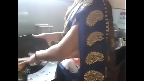 Tante India Desi Kannada Seksi Dengan Pusar Dan Pinggul Menggoda
