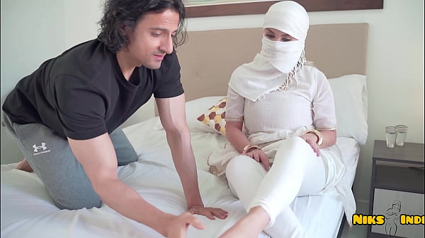 Gadis Muslimah Subur Dan Patuh Digilir Ganas Oleh Cowok Desi